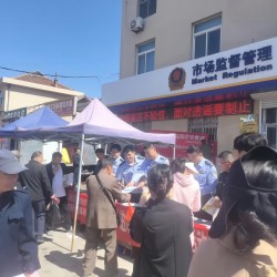 民警趕大集，宣傳零距離